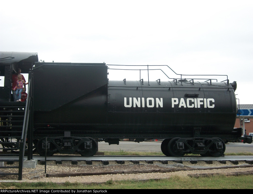 UP 6072, fireman's side of tender